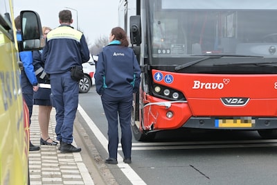 Flinke schade bij botsing tussen auto en stadsbus in Breda