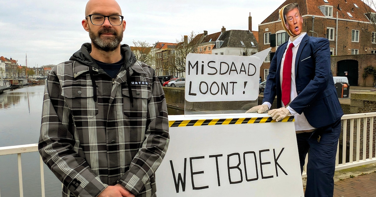 Steven fietst met Donald Trump achterop door Middelburg: ‘Dit is een stil protest’