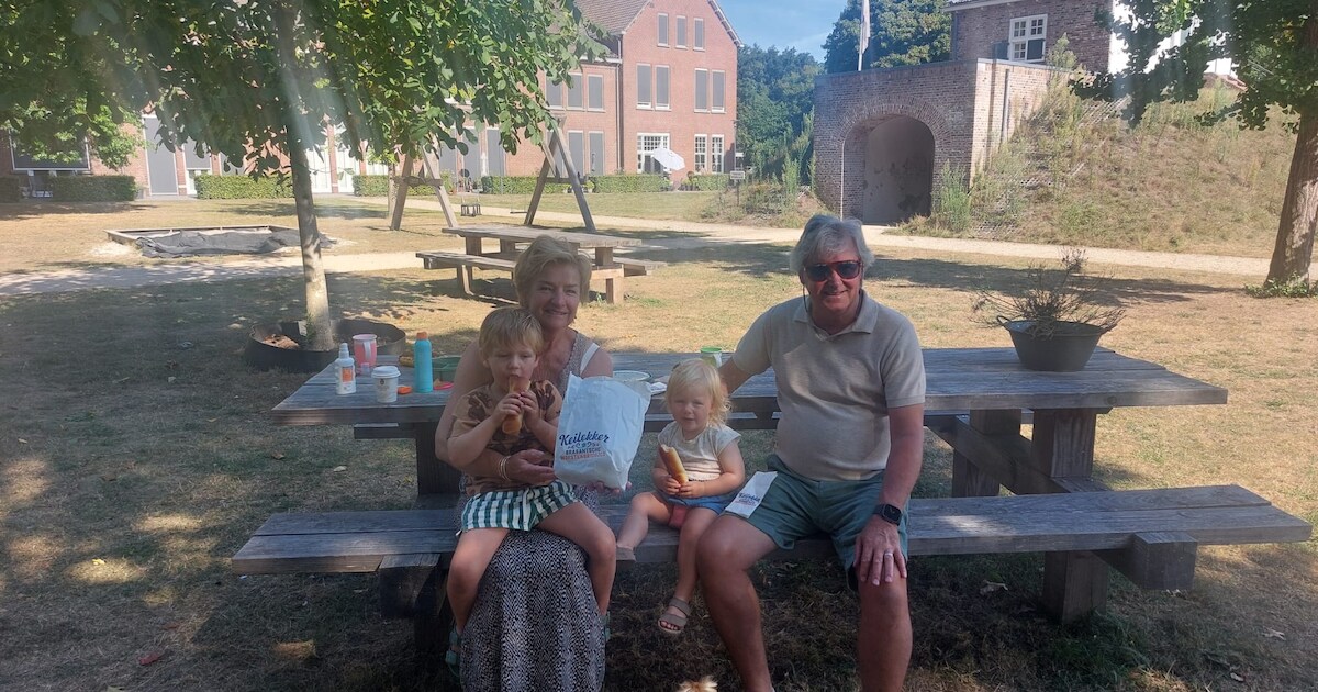 Opa John trakteert op worstenbroodjes bij Fort Isabella: ‘De mooiste ...