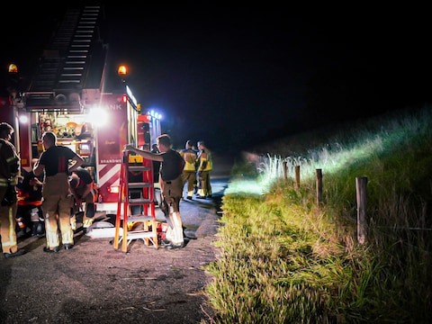 Plots stijgt ‘s nachts het water: mannen bevrijd uit boomhut bij grote reddingsactie in de Biesbosch  