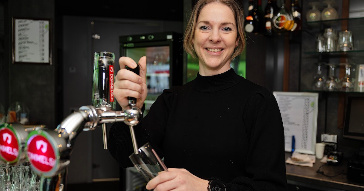 Anouk voelt zich helemaal thuis achter de tap in De Schakel: ‘Dit was een buitenkansje’