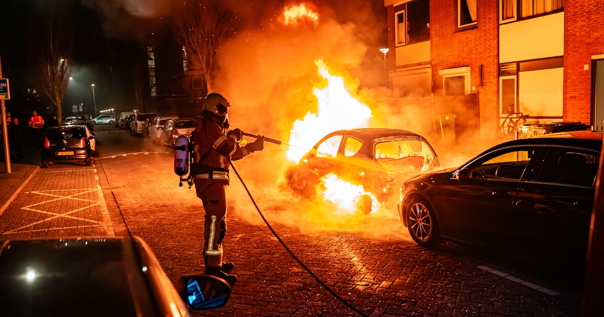 Geparkeerde auto uitgebrand in Rotterdam-Lombardijen