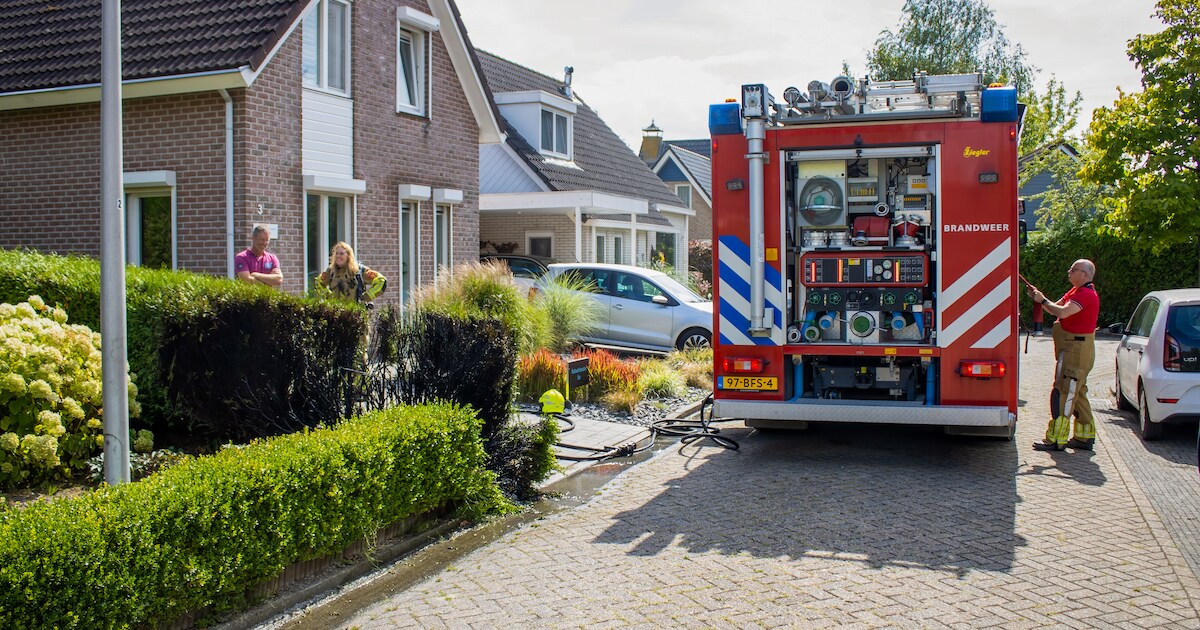 Onkruid verbranden gaat mis in Nieuw-Vossemeer: haag en tuinplanten vatten vlam bij woning