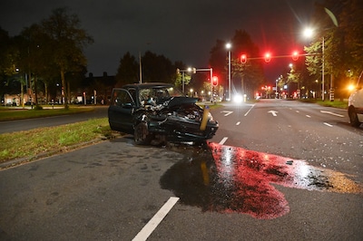 Auto total loss door botsing met busje in Breda, inzittende naar ziekenhuis