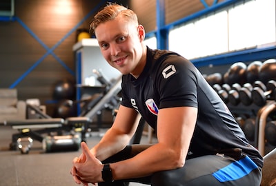 De artsen wisten niet of Ramon (25) ooit nog zou kunnen lopen, maar jaar na zwaar ongeluk voetbalt h