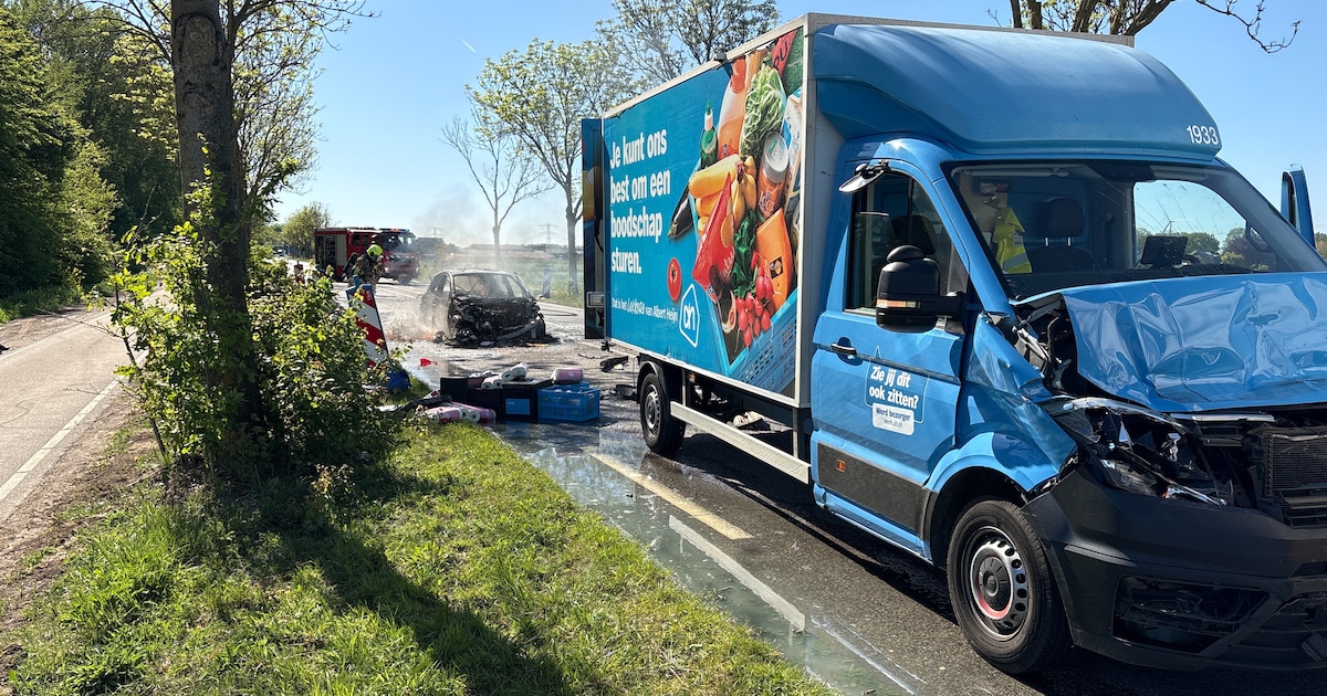 Auto brandt volledig uit na kettingbotsing met AH-busje en vrachtwagen bij Zevenbergen