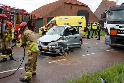 Vrouw raakt bekneld bij botsing met vrachtwagen in Baarle-Nassau