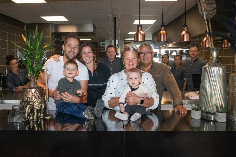 De familie Goudzwaard en keukenpersoneel in de vernieuwde Zeester in Scherpenisse. Vlnr. Maikel, Iris en Jaxx, Jenny met Sky en Hans.