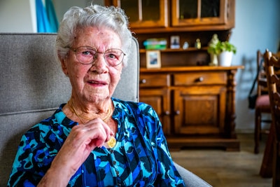 Als Rie (104) merkt dat zorgverlener haar gouden sieraad heeft gestolen, komt ze direct in actie