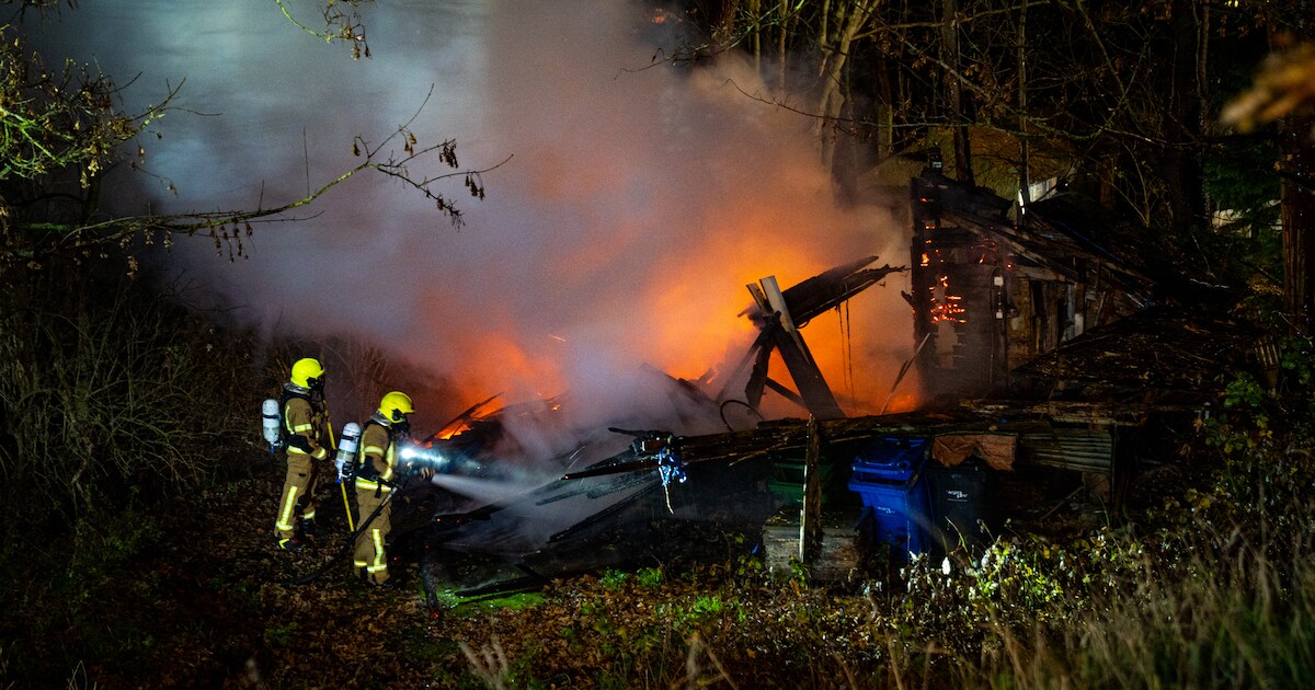 Leegstaande schuur tot aan de grond afgebrand in Hoogvliet Rotterdam