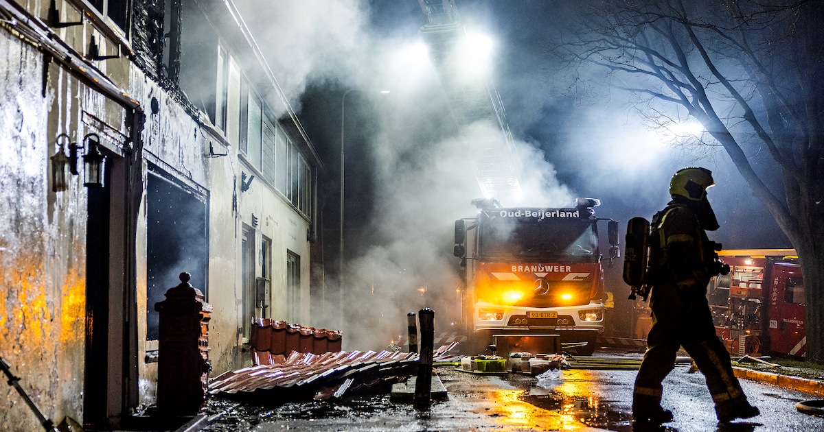 Ravage na woningbrand in Westmaas, brandweer uren bezig geweest om vuur onder controle te krijgen