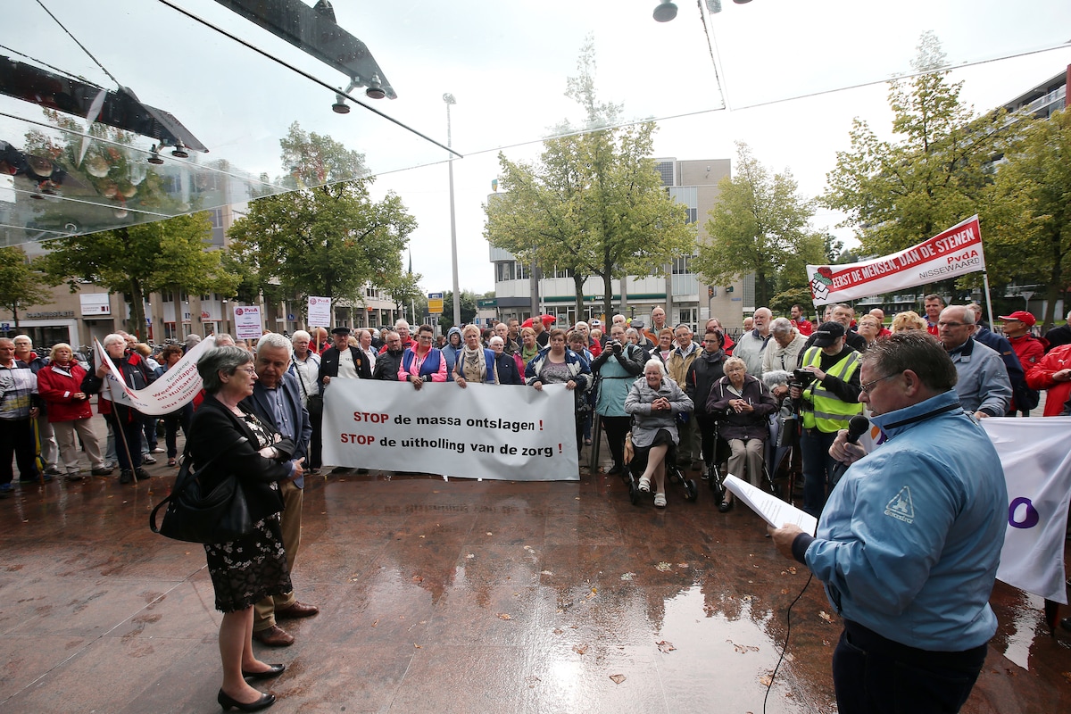 Willem Heijdacker (r) spreekt bij een protest in 2015 toenmalig burgemeester Salet toe.