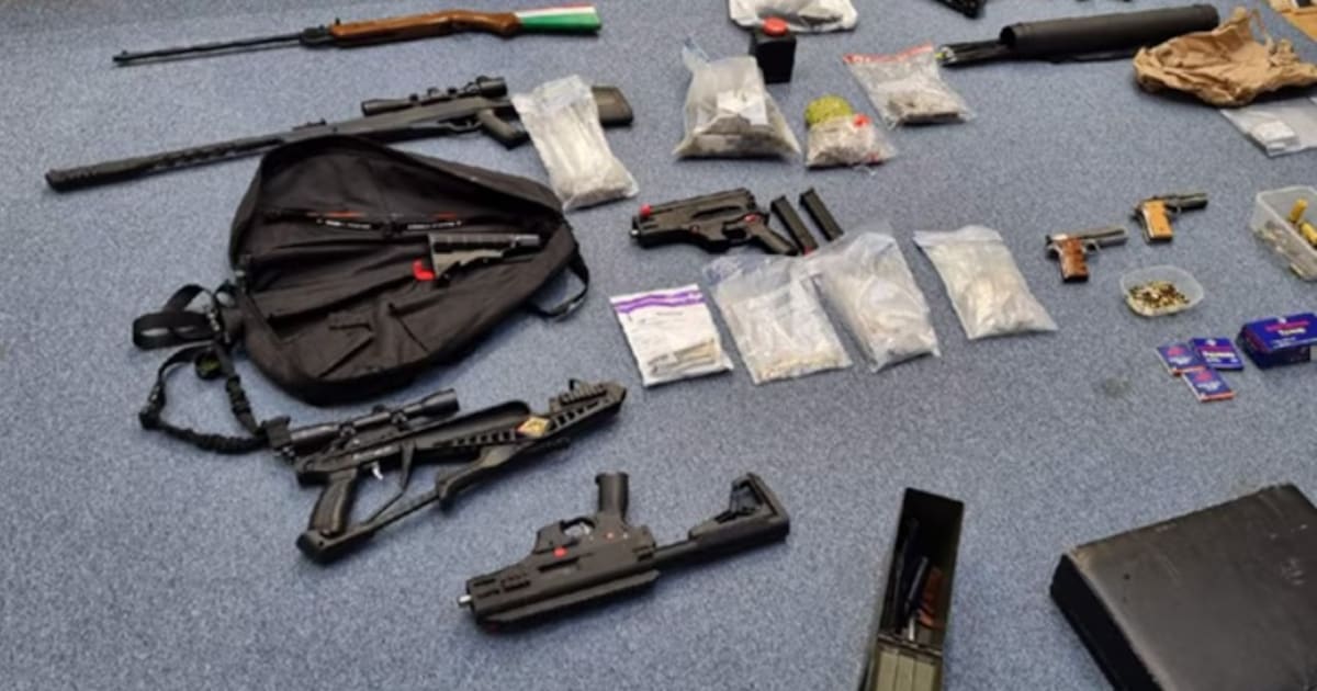 Meerdere wapens, munitie en drugs in beslag genomen in woning in Vlissingen