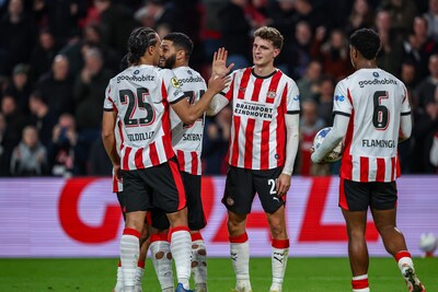 LIVE eredivisie | PSV opnieuw met Til in de spits, AZ met eredivisiedebutant (geboren op Texel): dit zijn de opstellingen