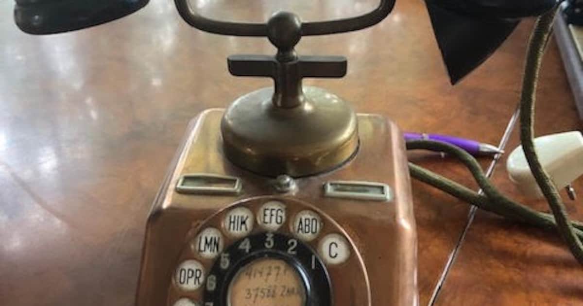 Telefoon als centraal middelpunt in huis; in de gang of de woonkamer
