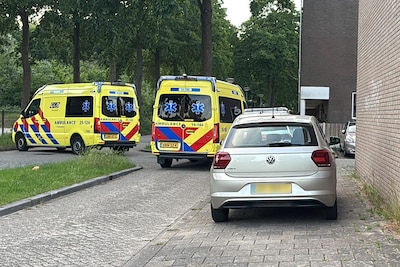 112-fotograaf pakt zijn camera bij ongeluk: twee omstanders houden hem in een nekklem en slaan hem neer