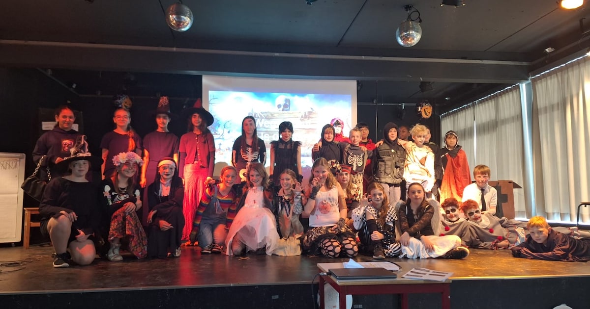 Zesdejaars van basisschool De Stappe trakteren hele school op halloweenshow