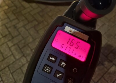 Roekeloze bestuurder rijdt bijna twee keer de snelheidslimiet en verliest rijbewijs