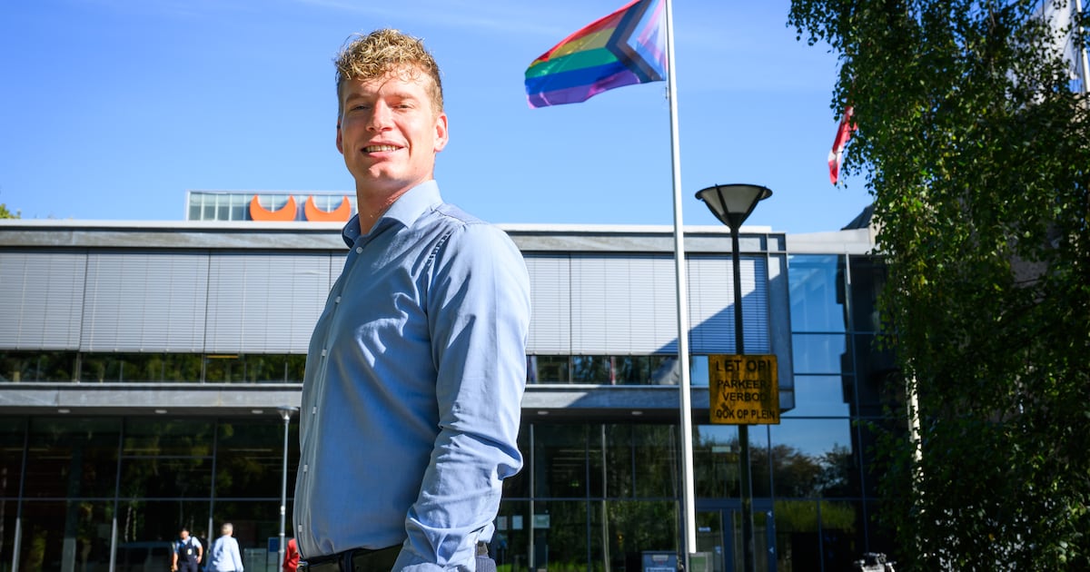 Kersverse wethouder Job Basting (30) hijst zijn eerste regenboogvlag ...