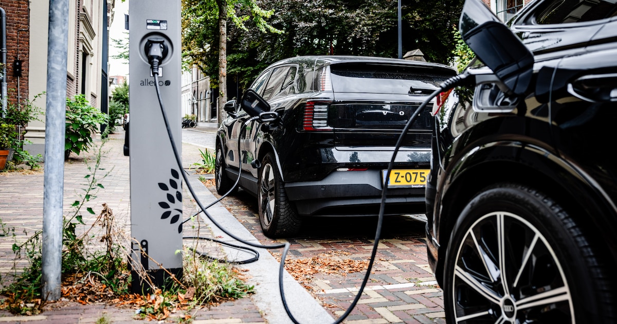 Proef met 150 laadpalen waar automobilisten gewoon mogen parkeren: ‘Overstap eenvoudiger maken’