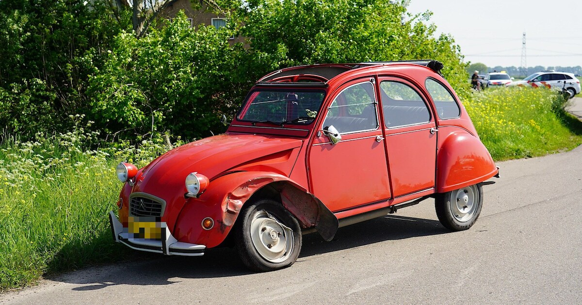 Auto in de sloot na botsing met oud eendje bij Hooge Zwaluwe | Foto