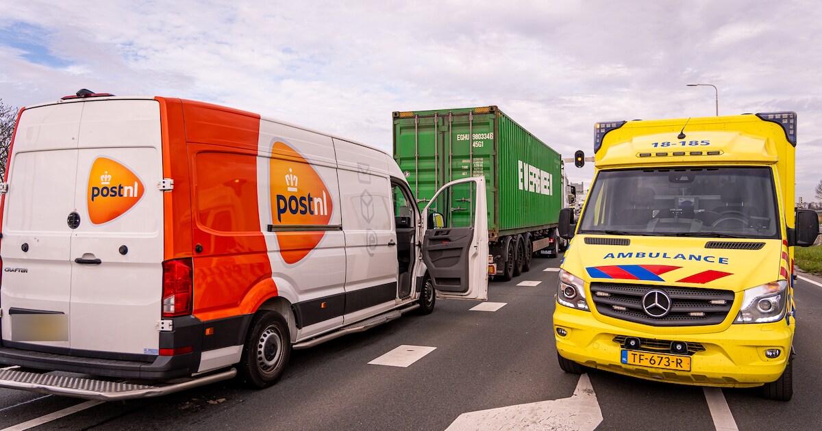 PostNL-busje botst achterop vrachtwagen op N217 bij Heinenoord, bezorger naar ziekenhuis | Hoeksche 