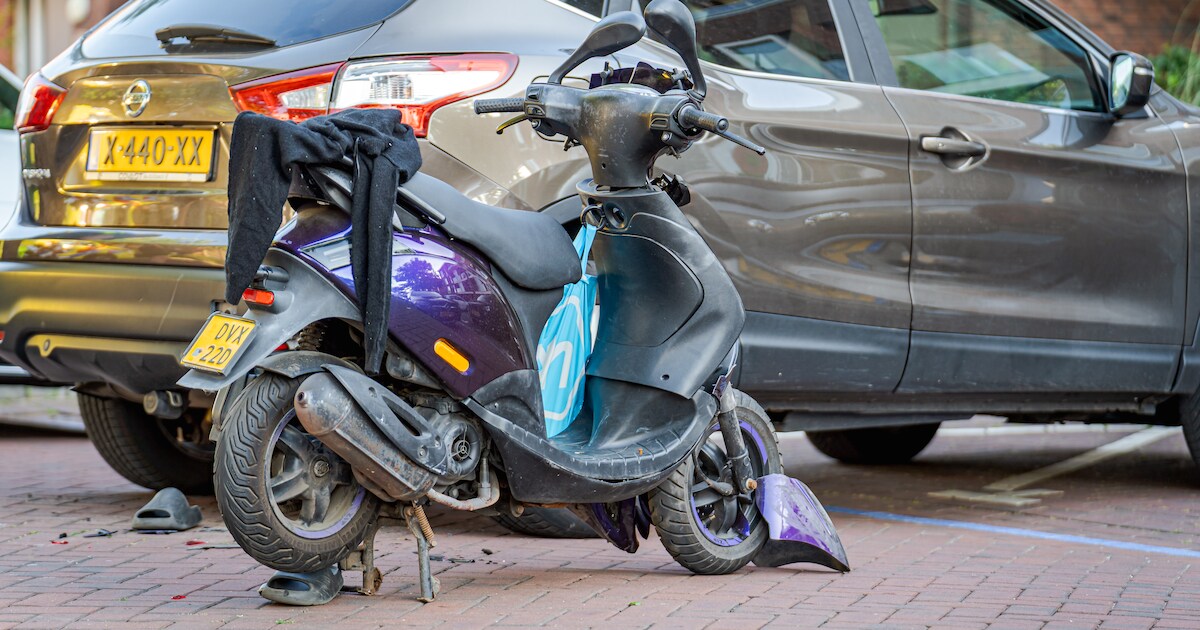 Scooter in botsing met auto in Barendrecht: twee gewonden