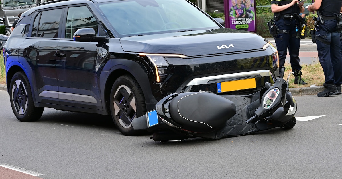 Scooterrijder lichtgewond bij botsing met auto in Breda