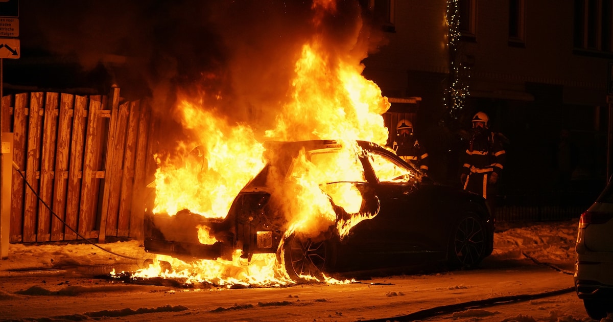 Auto vat vlam in Oosterhout, politie onderzoekt brandstichting