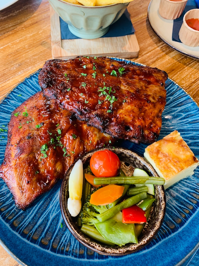 Spareribs ribs bij De Zeester met, naast de friet, een schaaltje groenten en aardappelgratin.
