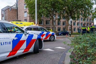 Fietser raakt gewond bij botsing met auto in Breda, slachtoffer naar ziekenhuis