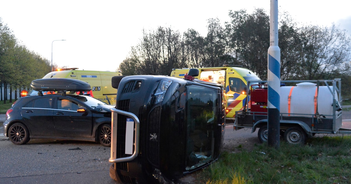 Auto en busje klappen op elkaar in Etten-Leur, forse schade