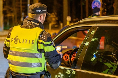 Roosendaler slalomt dronken door mist op A58: 170 km/u, bumperkleven en vluchtstrook als racebaan