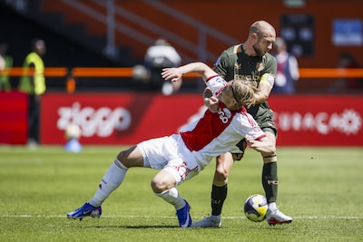 FC Utrecht gooit de beuk erin tegen Ajax in strijd om Europees voetbal, omhaal van verdediger Bouwman