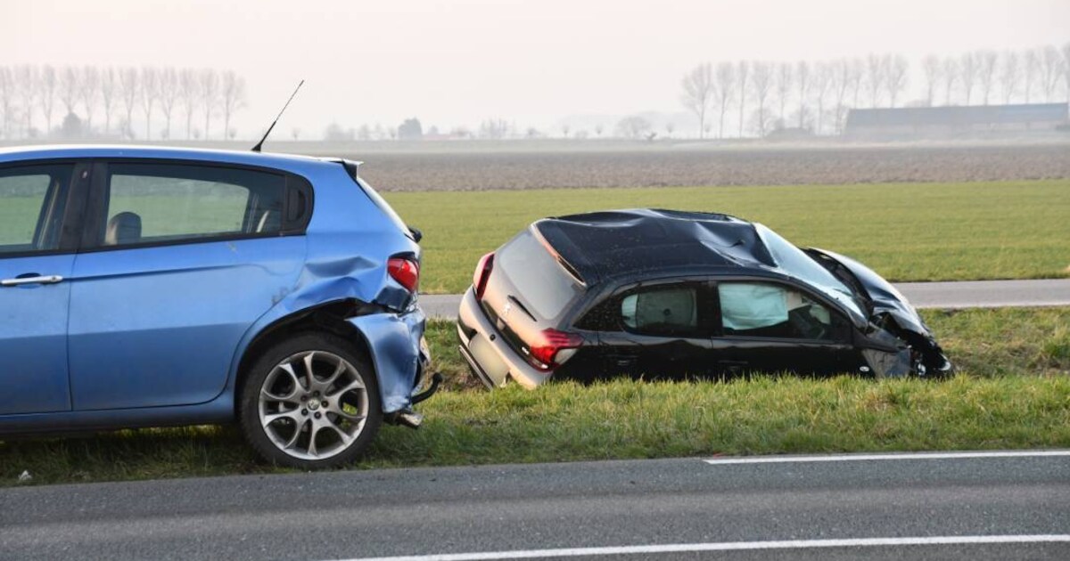 Botsing op Lange Heerenstraat bij Schoondijke: auto in de greppel | Sluis