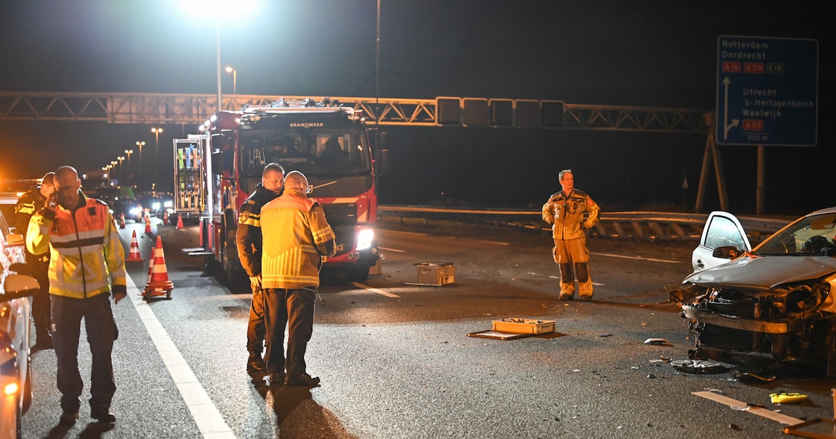 Ernstig ongeluk op A16 bij Prinsenbeek: drie gewonden, snelweg tot 03.00 uur dicht
