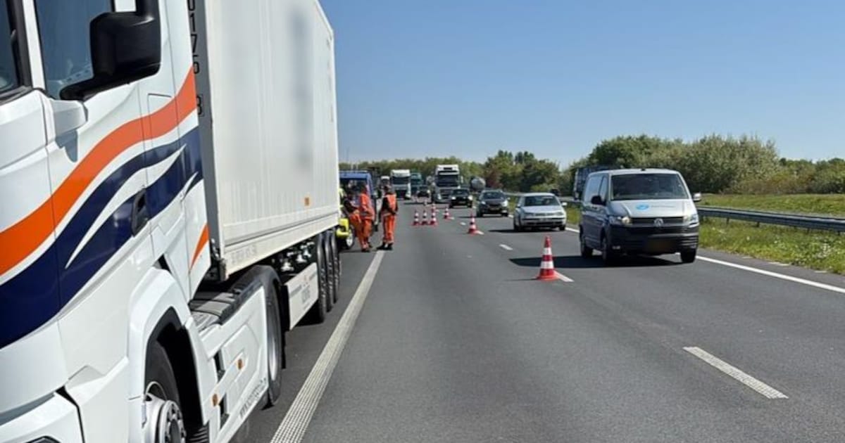 File op A4 bij Bergen op Zoom door vrachtwagen met lekke band, een rijstrook dicht
