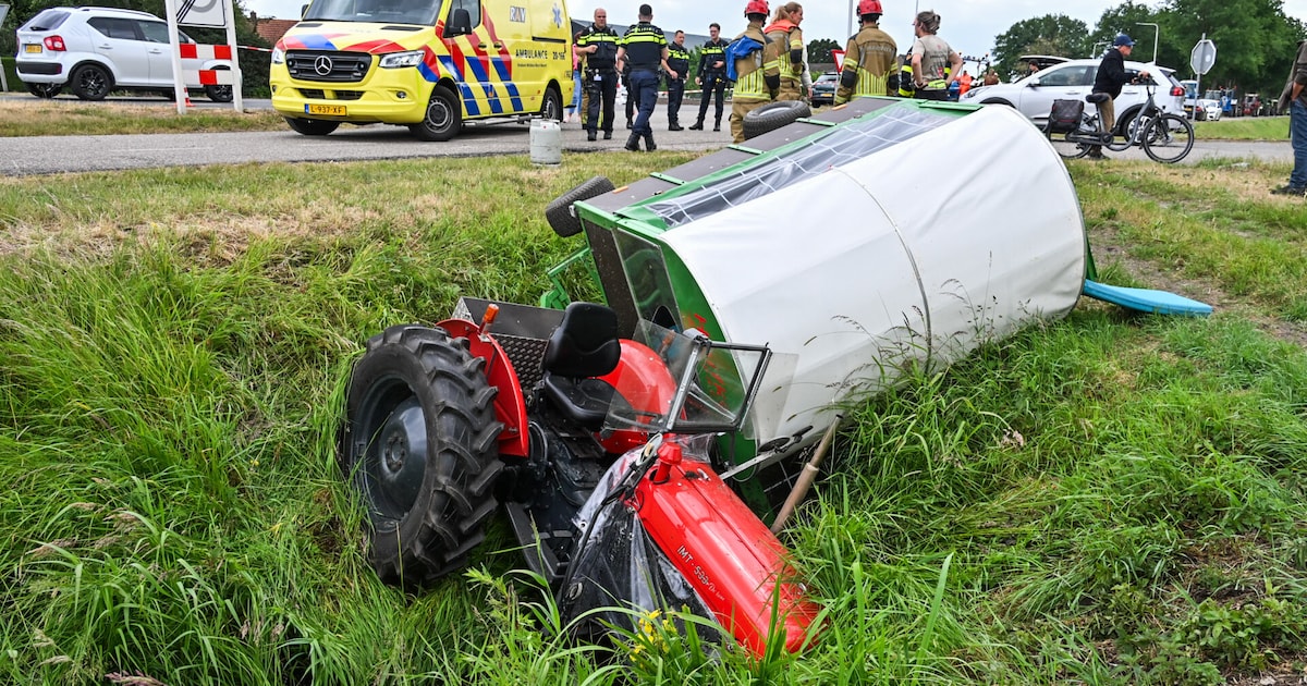Huifkar belandt in sloot na botsing met auto in Rijsbergen, gewonde behandeld in ambulance