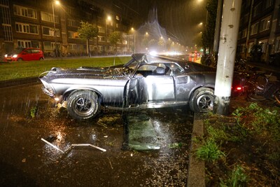 Klassieke Ford Mustang botst op RET-mast in Rotterdam-Blijdorp