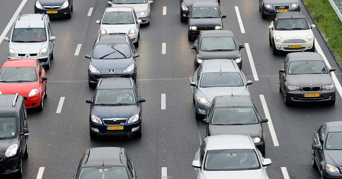 Uur vertraging door ongeluk met meerdere auto’s op A27 bij Hank