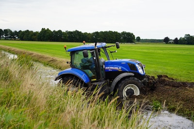 Tractor belandt in sloot in Terheijden, bestuurder gewond naar ziekenhuis