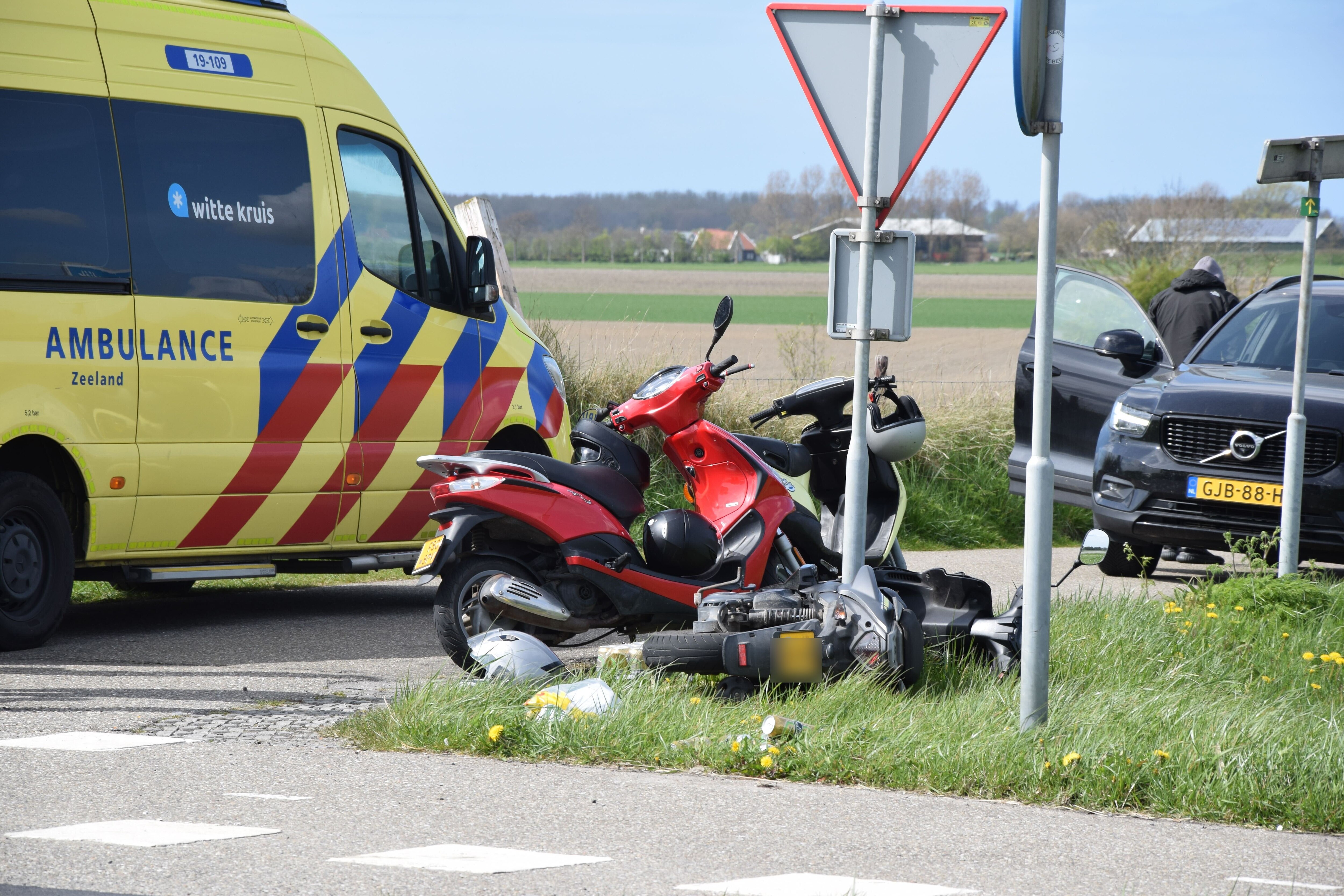 Twee scooterrijders botsen op N654 bij Noordgouwe