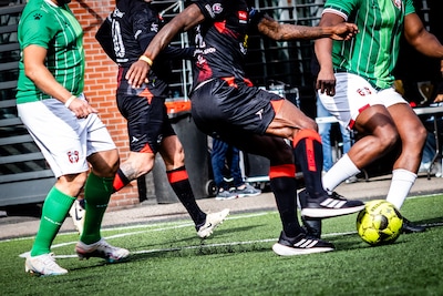Oud-profs voetballen tegen gevangenen in PI: 'Fantastisch om hier te zijn'