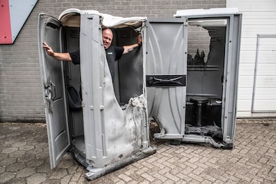 Ondernemer Jörg (60) ziet zijn mobiele wc’s één voor één in 