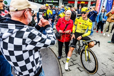 Terwijl de profs door de Alblasserwaard racen, proberen kinderen in Dordrecht juist héél langzaam te fietsen