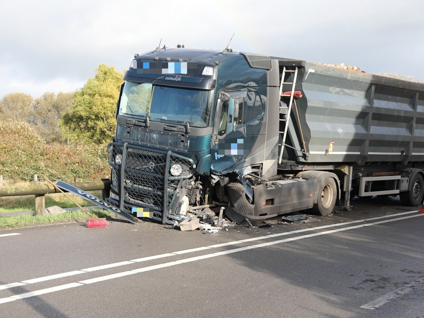 Vrachtwagen met suikerbieten zwaar beschadigd bij ongeluk op N640 in Oud Gastel