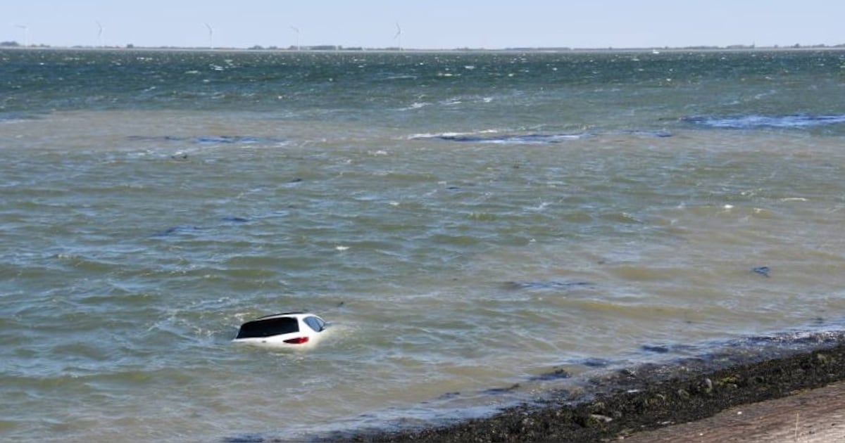 Auto rijdt het water in bij Kattendijke, bestuurder gewond
