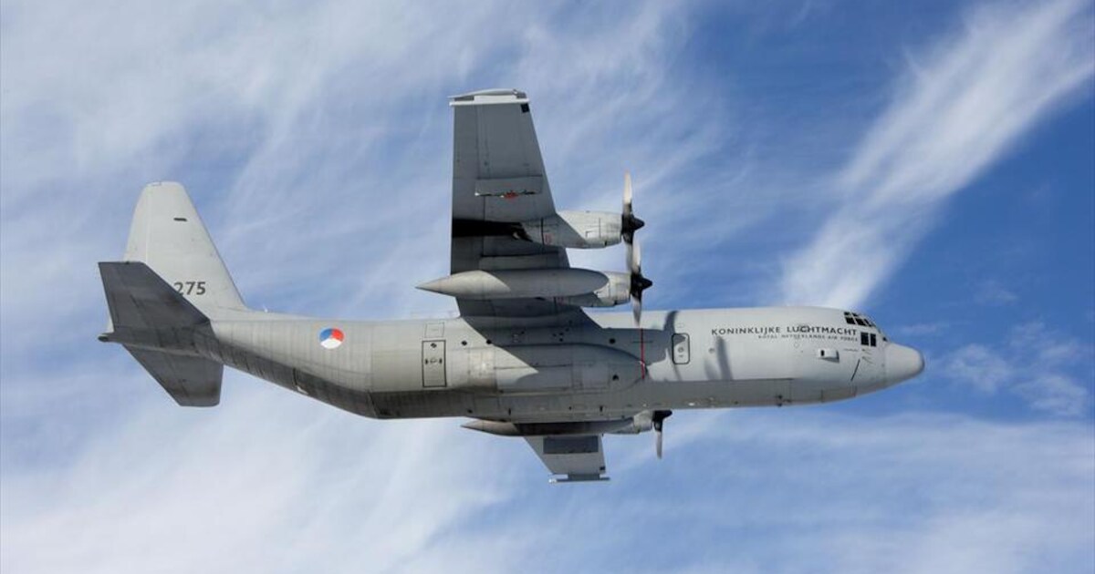 Militaire vliegtuigen komen heel dichtbij: luchtmacht laat Hercules laag overvliegen naar basis Gilz