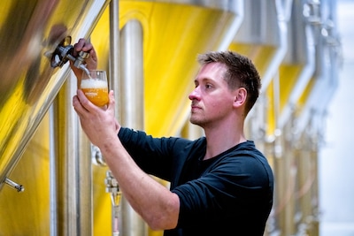 Bredase brouwer op duurzame toer: geen bier meer naar Australië, wel speciaal voer voor koeien. ‘Het gaat om meer dan winst maken’