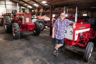 Niet stilzitten, maar sleutelen: Baarlenaar Piet verzamelt al 22 jaar oldtimer tractoren